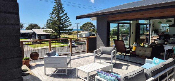 Property grounds - Waihi Beach Wowzer: Spacious & Stylish Retreat with Sea Views & beach proximity! (Waihi Beach)