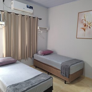 1 dormitorio, tabla de planchar con plancha, wifi y ropa de cama