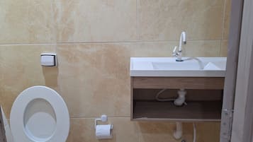 Toalhas de banho, sabonete, papel higiênico