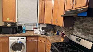 大型冰箱、微波爐、爐台、鍋具/餐盤/廚房用品