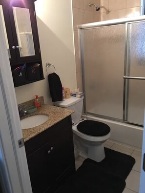 Habitación básica | Baño compartido