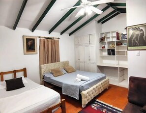 5 bedrooms, WiFi, bed sheets