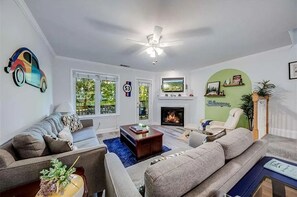 Smart TV, fireplace - Chattahoochee DreamHaus (Helen)