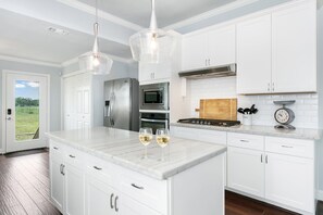 Refrigerador, microondas, cafetera/tetera, mesa de comedor