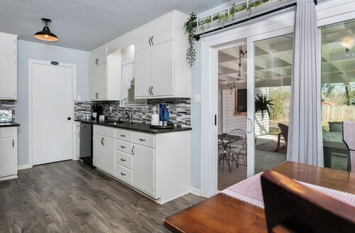 Karen's Kottage | 3/2, Hot Tub, Fireplace, Fire-pit & Grill, Man Cave w/ Games + Bar