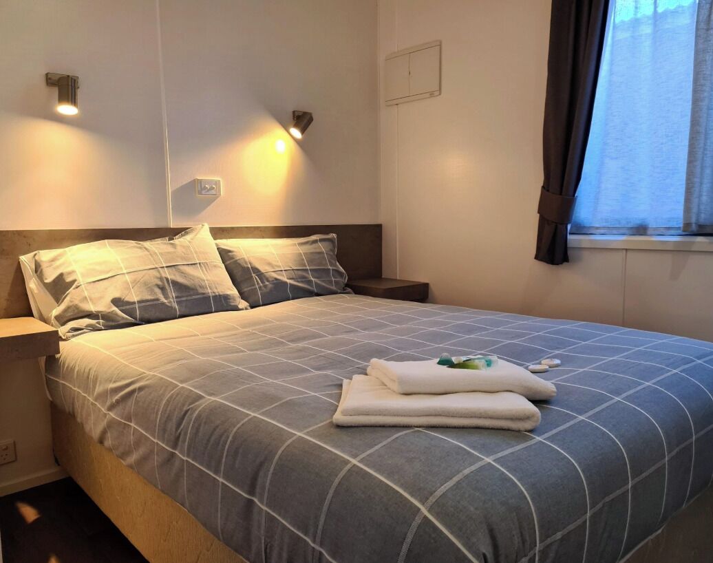 Cabaña familiar, 3 habitaciones, cocina, vistas al patio | Cortinas opacas, tabla de planchar con plancha, wifi gratis