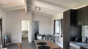 Cabaña familiar, 3 habitaciones, cocina, vistas al patio | Restauración