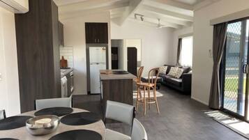 Familien-Ferienhütte, 3 Schlafzimmer, Küche, Blick auf den Innenhof | Innenbereich