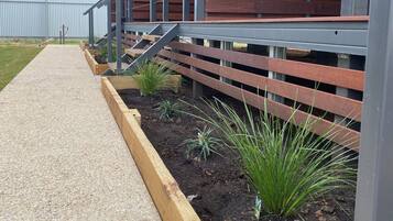 Familien-Ferienhütte, 3 Schlafzimmer, Küche, Blick auf den Innenhof | Unterkunftsgelände