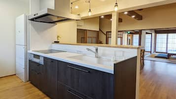 Full-sized fridge, microwave, oven, stovetop
