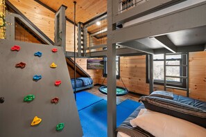 5 bedrooms, desk, iron/ironing board, travel crib