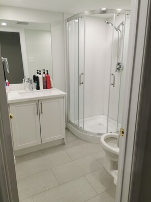 Douche, sèche-cheveux, serviettes fournies, savon