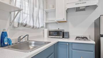 Fridge, microwave, stovetop, coffee/tea maker