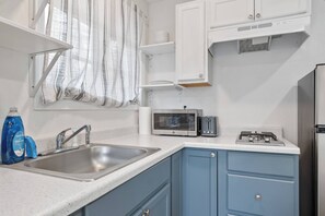 Fridge, microwave, stovetop, coffee/tea maker - Le Petite Willow - Guesthouse (Modesto)