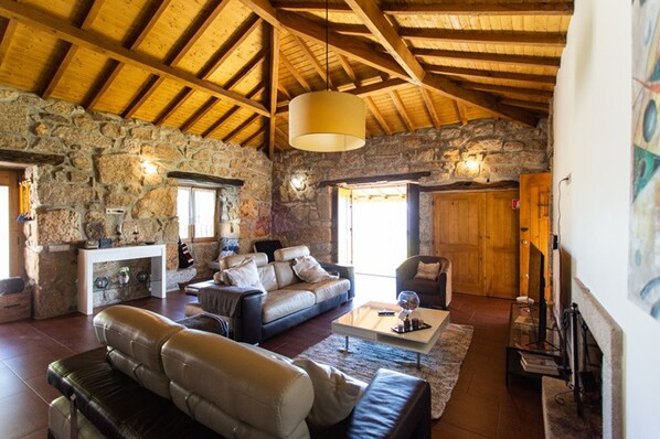 Villa | 4 bedrooms - Luxury Villa Private Pool (Celorico de Basto)