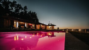 A poolside view of a building with a clear sky at dusk. - Luxury Villa Private Pool Belle Poque (Celorico de Basto)