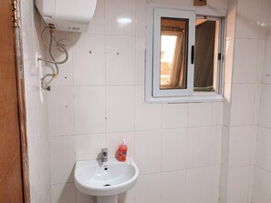 Shower, towels, toilet paper - 1BR in Labone, WiFi/DSTV (Accra)
