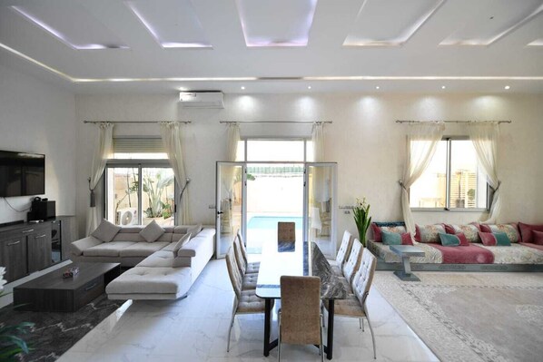 Living area - Évasion Luxe : Your Exceptional Villa in Marrakech is Waiting for You! ✨ (Marrakech)