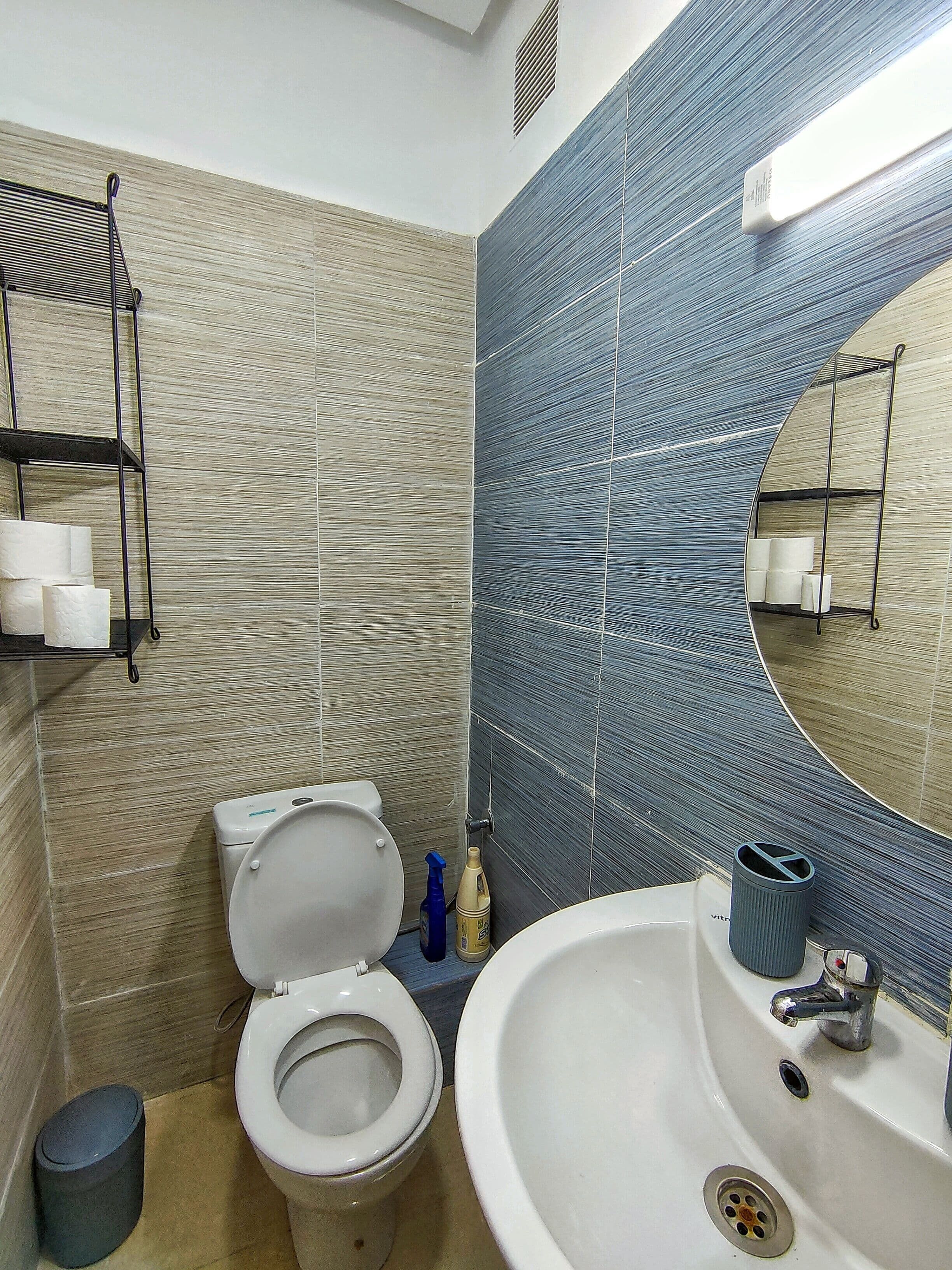 Douche, serviettes fournies, savon, papier toilette