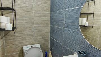 Douche, serviettes fournies, savon, papier toilette
