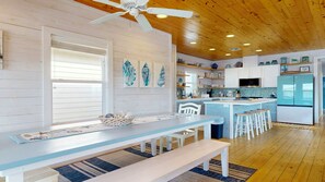 Kjøleskap, mikrobølgeovn, oppvaskmaskin og kaffetrakter/tekoker