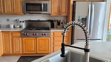 Køleskab, mikrobølgeovn, ovn, kogeplade