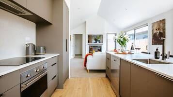 House, Mountain View | Private kitchen | Full-sized fridge, microwave, oven, stovetop