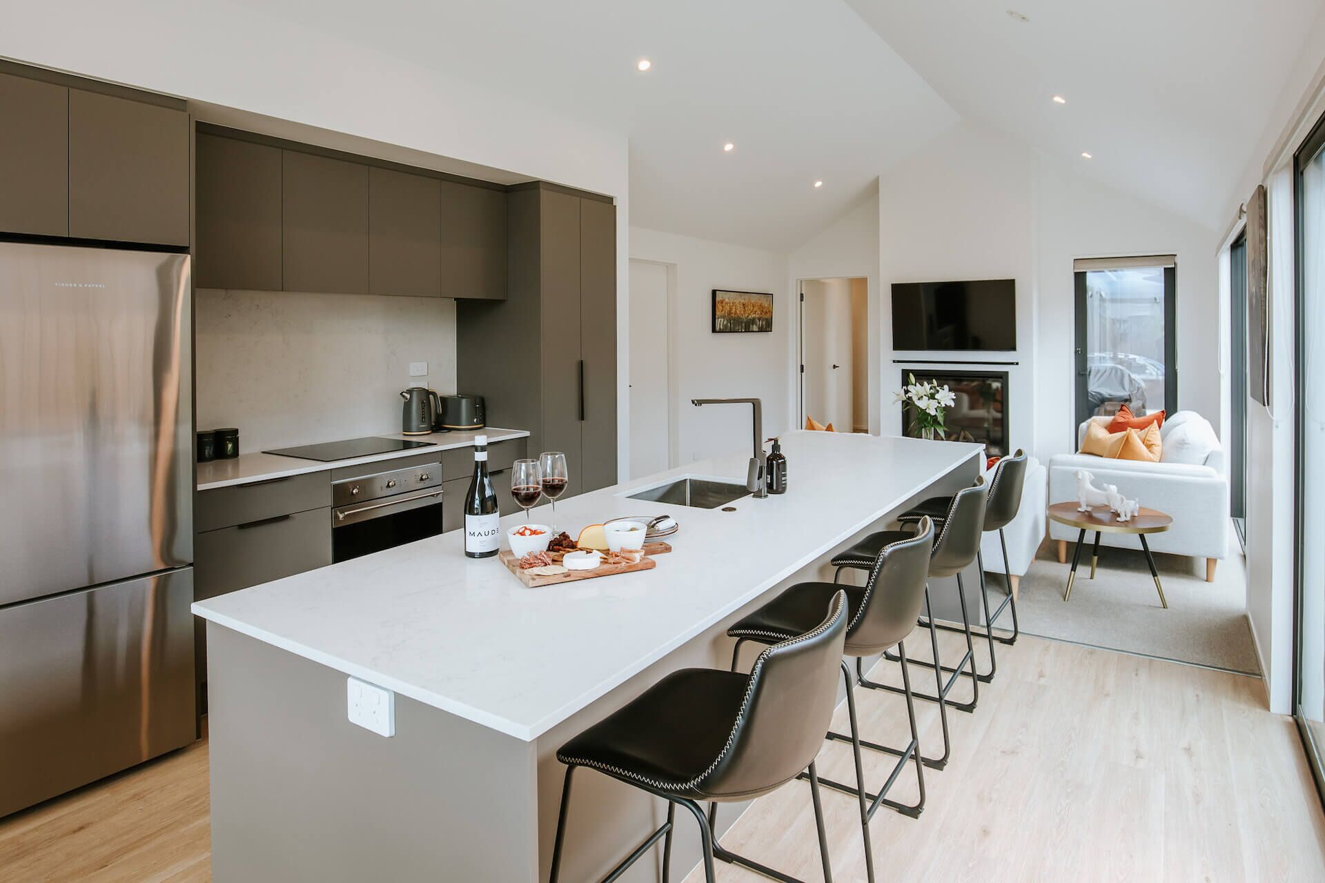 大型冰箱、微波爐、烤箱、爐台