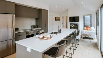 Lemari es besar, microwave, oven, dan kompor