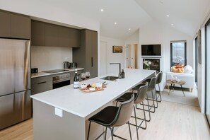 Frigorífico grande, microondas, horno y placa de cocina