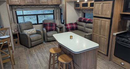 Large + comfortable 2018 Trailer near Kootenay Lake