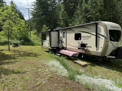 Large + comfortable 2018 Trailer near Kootenay Lake
