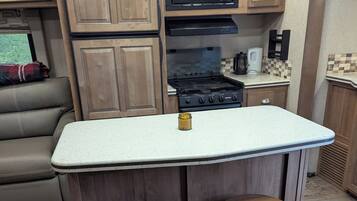 Frigorifero, microonde, forno, piano cottura