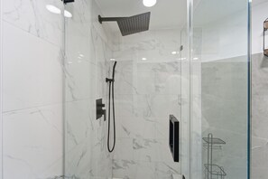 Dusche, Haartrockner, Handtücher, Seife