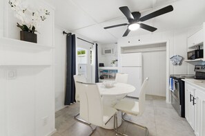 雪櫃、微波爐、焗爐、爐具