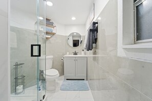 Shower, hair dryer, towels, soap - Guesthouse by the Beach (Fort Pierce)
