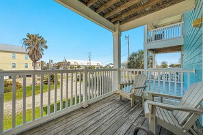 Terrace/patio - Experience Sawgrass Point, a spacious 3-bedroom pet-friendly condo in Gulf Shores, AL (Gulf Shores)