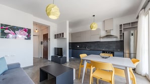Un appartement moderne comprenant un salon, un coin repas et une cuisine.