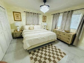 3 Schlafzimmer, Schreibtisch, Bügeleisen/Bügelbrett, Reisekinderbett