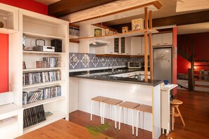 Frigorífico, microondas, horno y tostadora