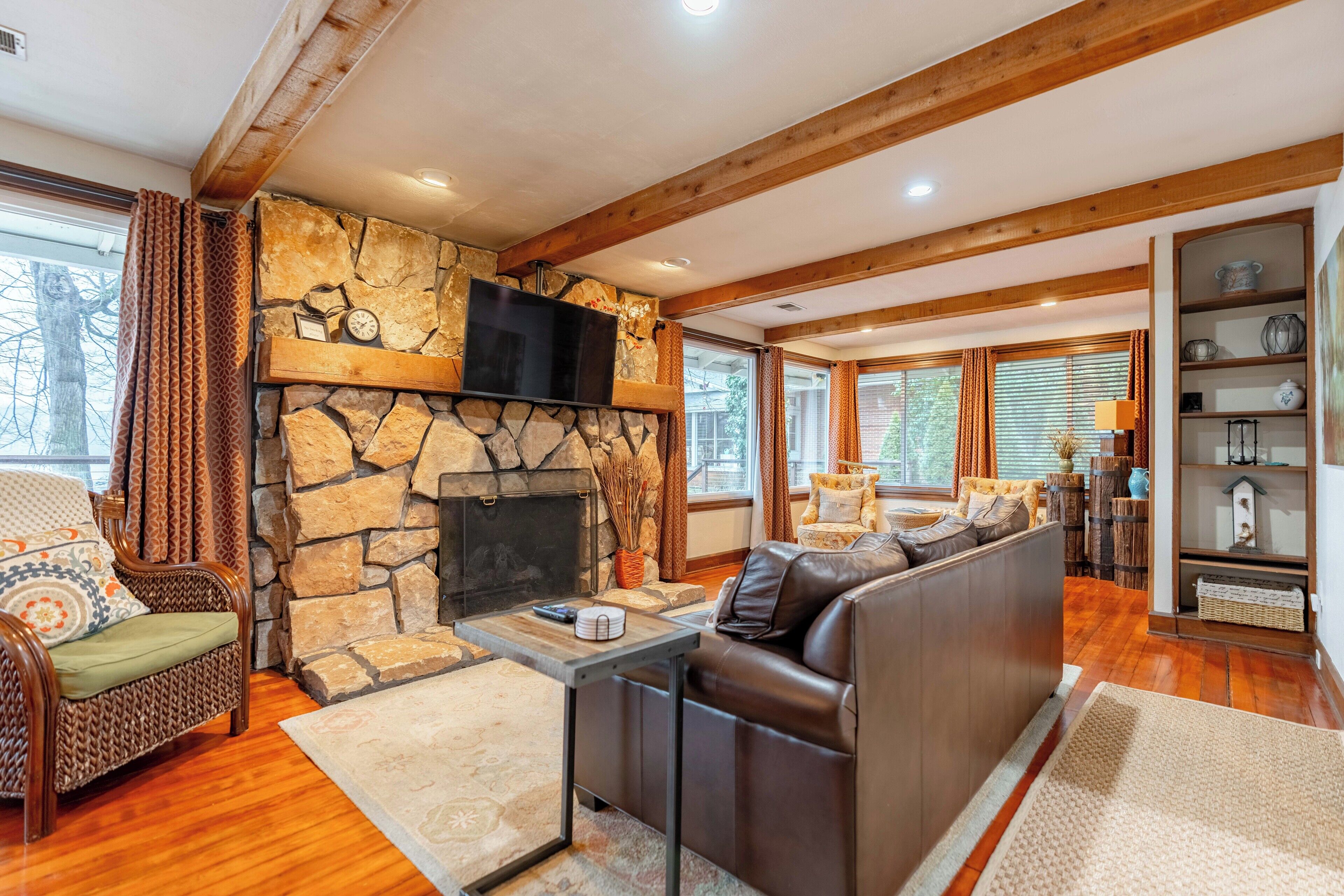 Una Smart TV, una chimenea, libros