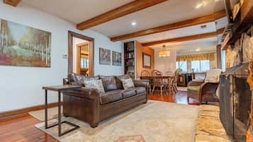 Älytelevisio, takka, kirjoja