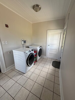 Interior - Charming 3 bedroom - Two Blocks from the Fountain (Somerset)