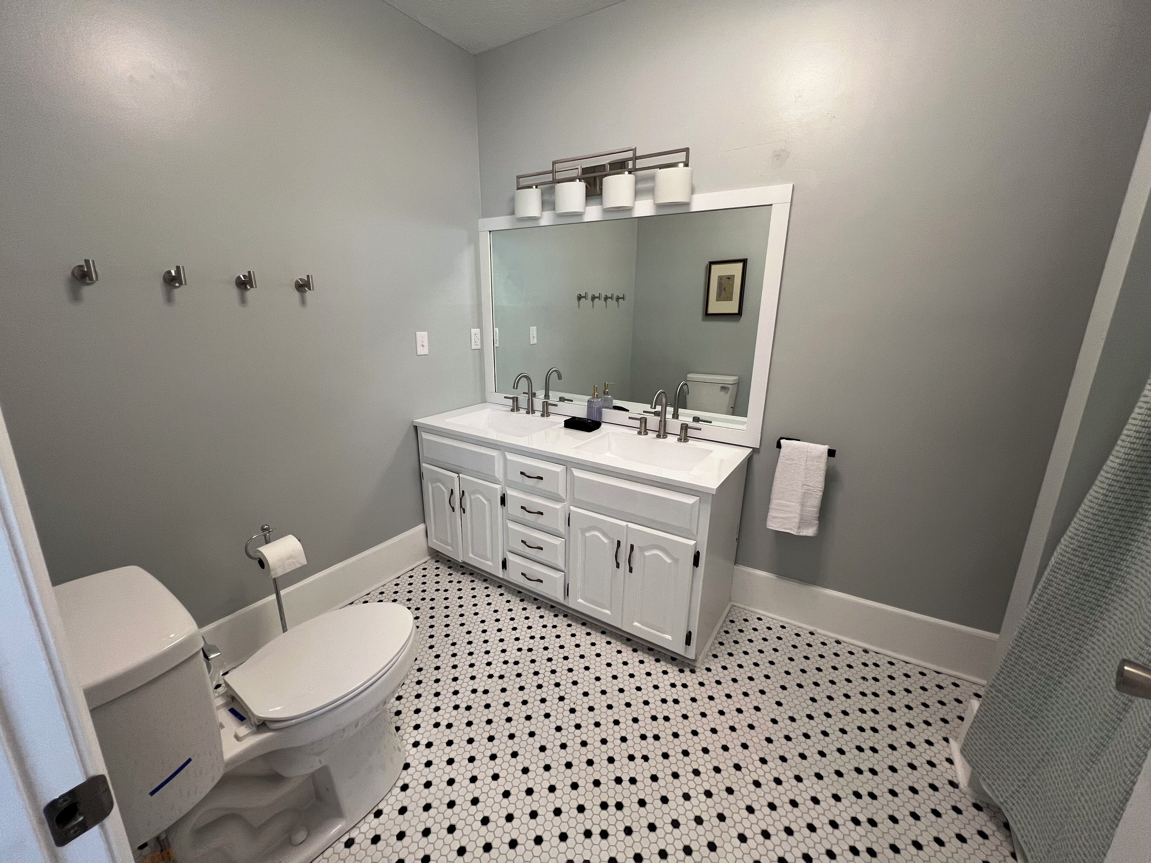 Sèche-cheveux, serviettes fournies, savon, papier toilette