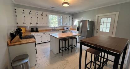 Charming 3 bedroom - Two Blocks from the Fountain