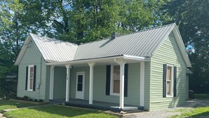 A small, single-story house with a porch and a metal roof. - Historic Downtown Somerset. Newly Renovated. 3 Kings. Two blocks to fountain. (Somerset)