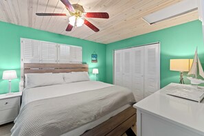 2 bedrooms, WiFi, bed sheets - 5-Min Walk to Beach, Pet Friendly & Fire Pit (St. Augustine)