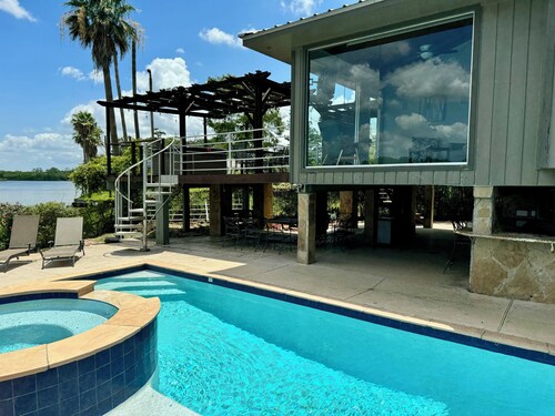 Riverfront Home in Houston with private pool and hot tub