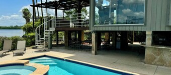 Riverfront Home in Houston with private pool and hot tub