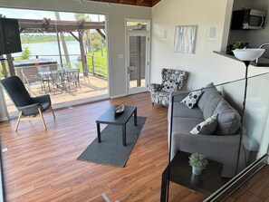 Smart TV, tavolo da ping pong, libri